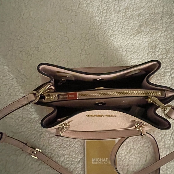 SM Michael Kors Teagen leather messenger bag *SOLD* - Picture 2 of 13